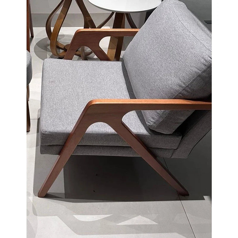 Poltrona Mona – Design Atemporal com Madeira Maciça e Conforto Sofisticado