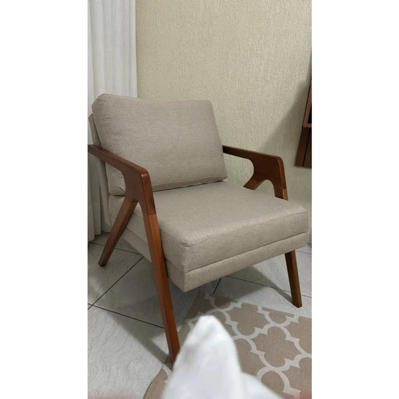 Poltrona Mona – Design Atemporal com Madeira Maciça e Conforto Sofisticado
