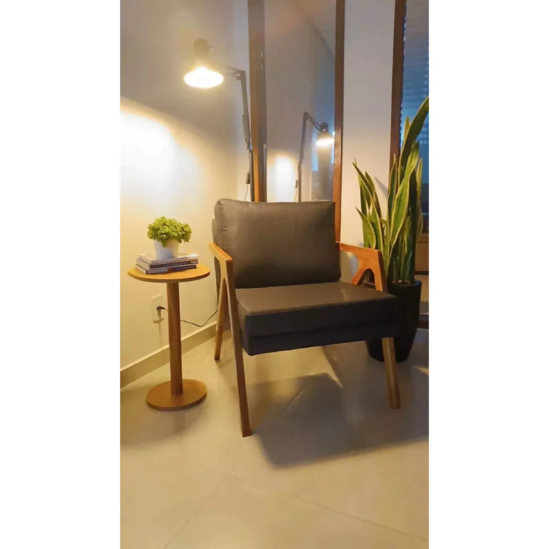 Poltrona Mona – Design Atemporal com Madeira Maciça e Conforto Sofisticado