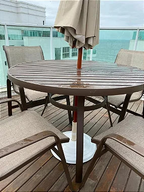 Kit com Mesa 90cm Ripada Lótus 4 Cadeiras e Ombrelone