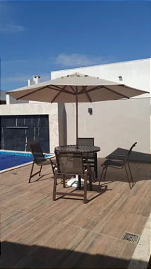Kit com Mesa 90cm Ripada Lótus 4 Cadeiras e Ombrelone