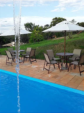 Kit com Mesa 90cm Ripada Lótus 4 Cadeiras e Ombrelone